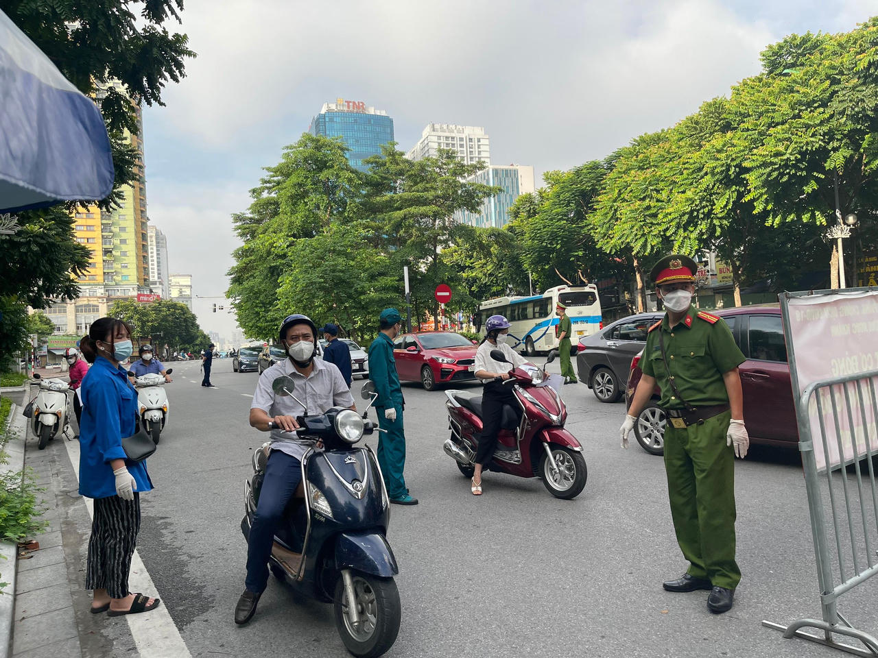 Người Hà Nội 'vùng cam' đổ về 'vùng đỏ' sáng 6/9 