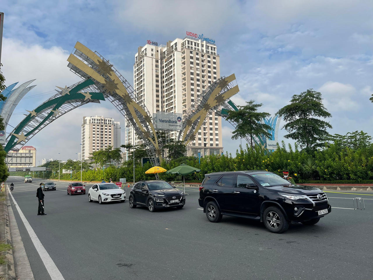 Người Hà Nội 'vùng cam' đổ về 'vùng đỏ' sáng 6/9 