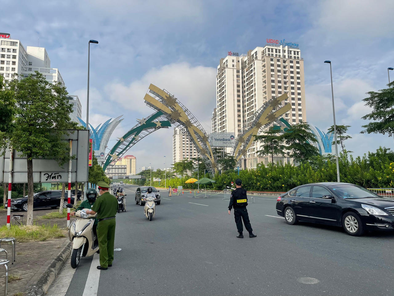 Người Hà Nội 'vùng cam' đổ về 'vùng đỏ' sáng 6/9 