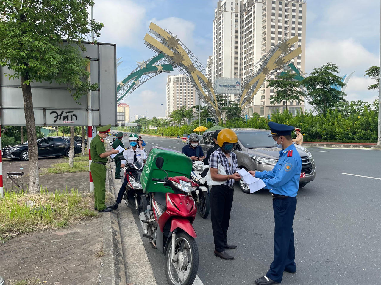 Người Hà Nội 'vùng cam' đổ về 'vùng đỏ' sáng 6/9 