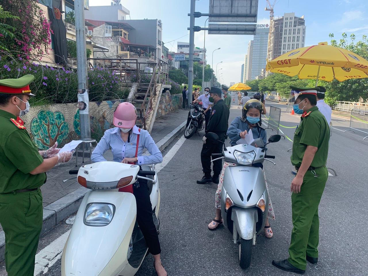 Người Hà Nội 'vùng cam' đổ về 'vùng đỏ' sáng 6/9 