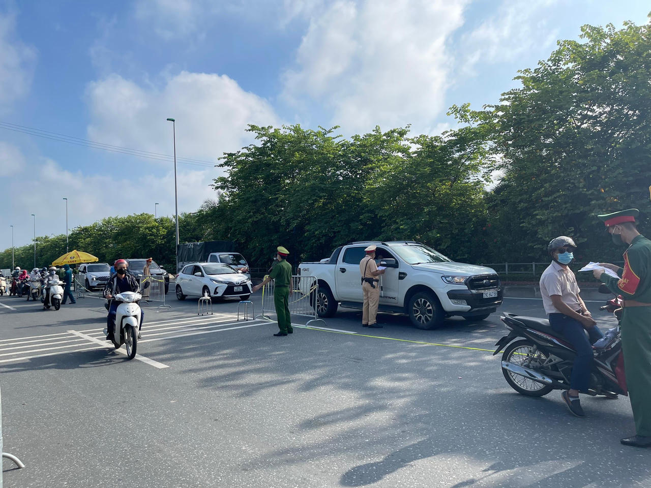 Người Hà Nội 'vùng cam' đổ về 'vùng đỏ' sáng 6/9 