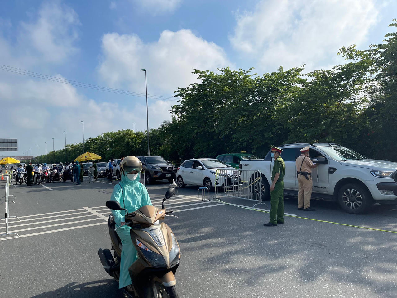 Người Hà Nội 'vùng cam' đổ về 'vùng đỏ' sáng 6/9 