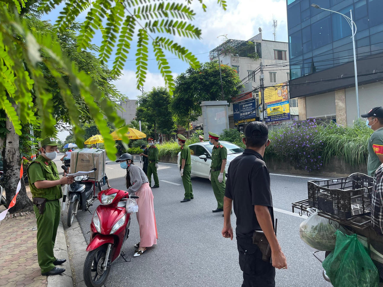 Người Hà Nội 'vùng cam' đổ về 'vùng đỏ' sáng 6/9 