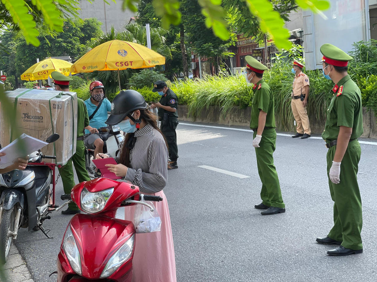 Người Hà Nội 'vùng cam' đổ về 'vùng đỏ' sáng 6/9 