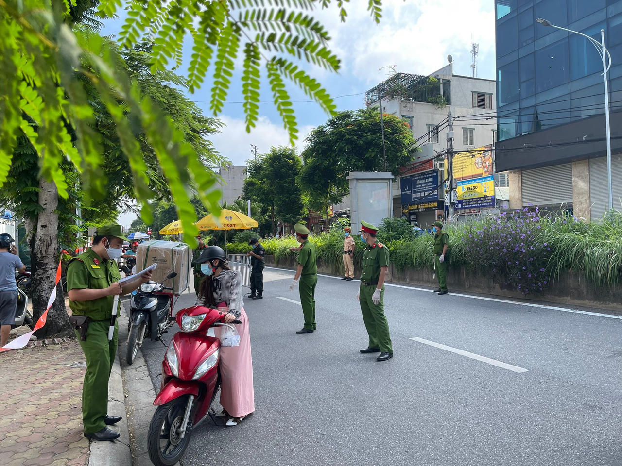 Người Hà Nội 'vùng cam' đổ về 'vùng đỏ' sáng 6/9 