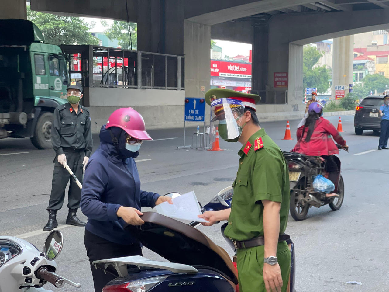 'Điểm nóng' Cầu Diễn giảm nhiệt, sẵn sàng cho kiểm tra giấy đi đường mới từ ngày 8/9