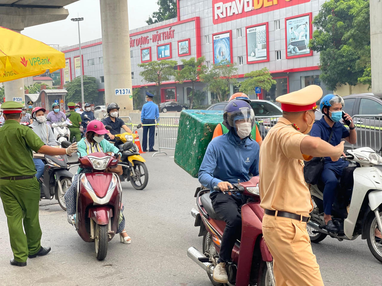 'Điểm nóng' Cầu Diễn giảm nhiệt, sẵn sàng cho kiểm tra giấy đi đường mới từ ngày 8/9
