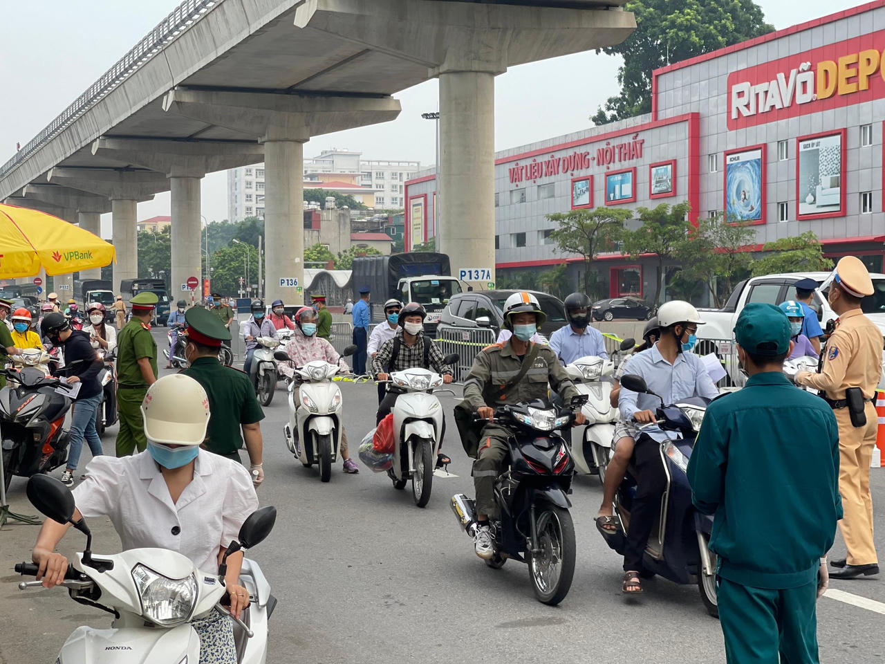 'Điểm nóng' Cầu Diễn giảm nhiệt, sẵn sàng cho kiểm tra giấy đi đường mới từ ngày 8/9