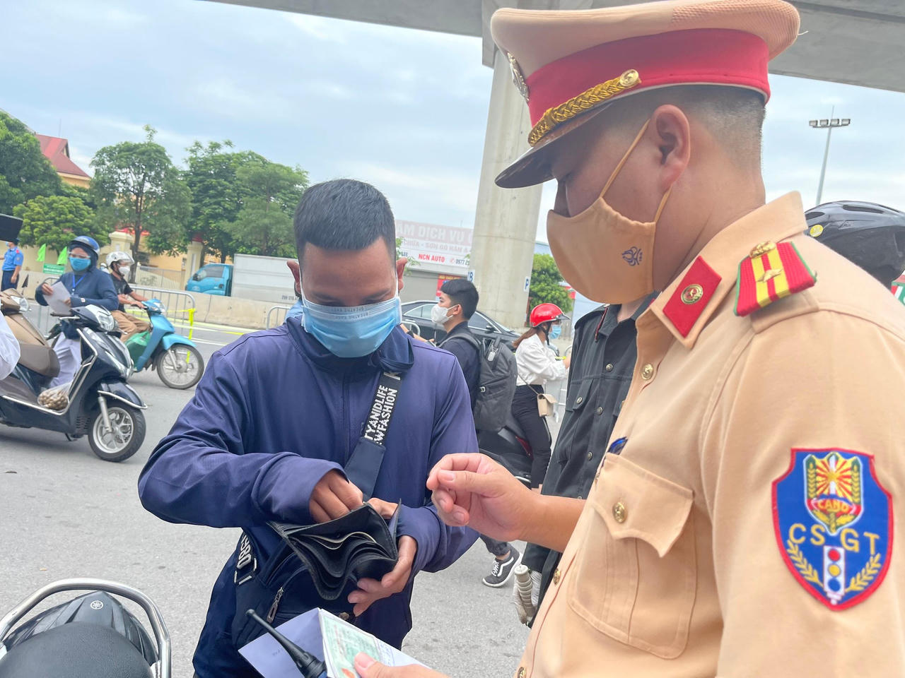 Cảnh sát Hà Nội xử lý linh động ngày đầu kiểm tra Giấy đi đường mới 