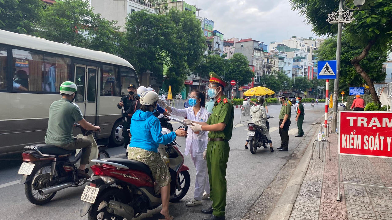 Cảnh sát Hà Nội xử lý linh động ngày đầu kiểm tra Giấy đi đường mới 