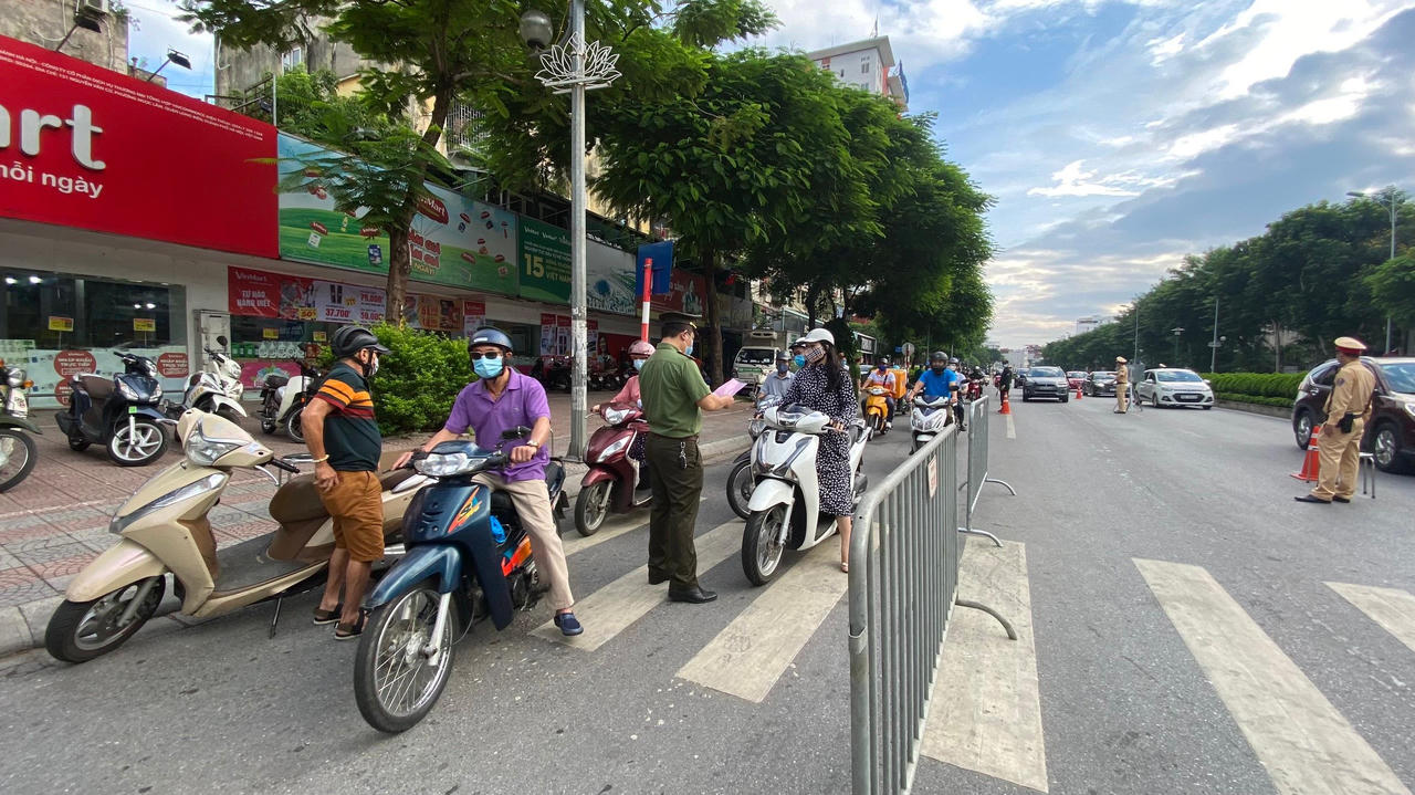 Cảnh sát Hà Nội xử lý linh động ngày đầu kiểm tra Giấy đi đường mới 