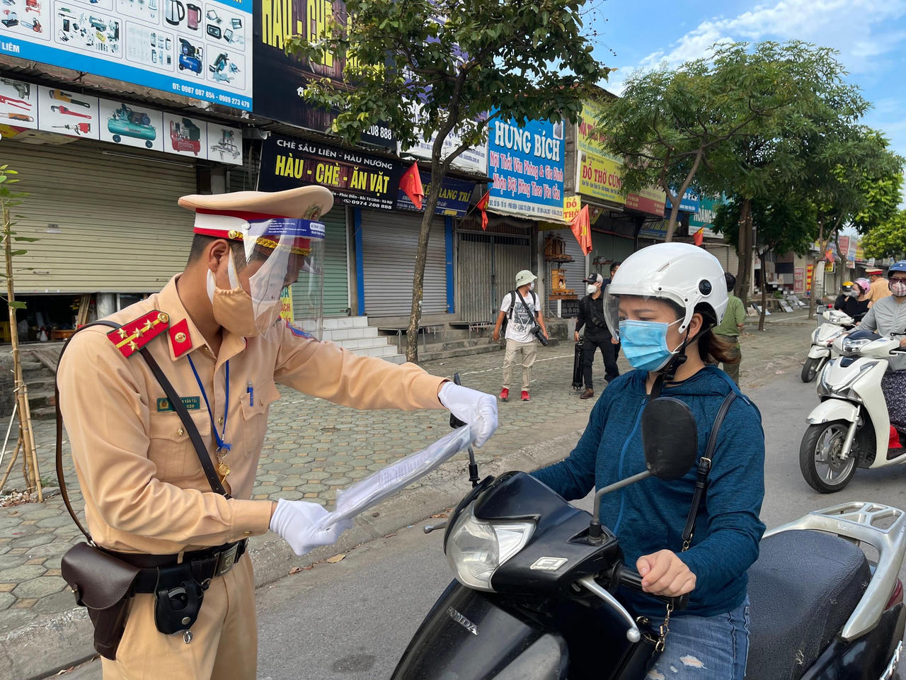 Cảnh sát Hà Nội xử lý linh động ngày đầu kiểm tra Giấy đi đường mới 