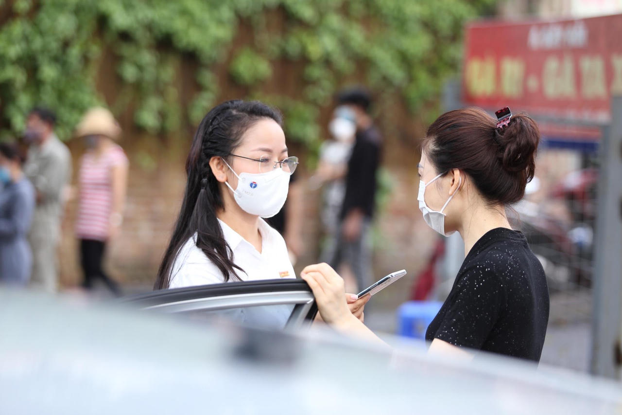 Người 'vùng vàng' Hà Nội nhắc nhau cảnh giác với COVID- 19 để không 'siết' giãn cách