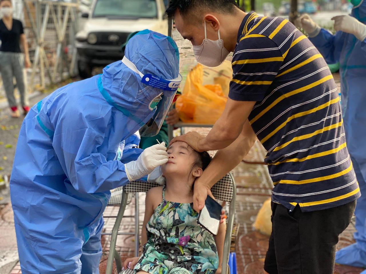 Cận cảnh 'chiến binh' áo trắng Bắc Giang vào 'vùng vàng' Hà Nội xét nghiệm cho người dân