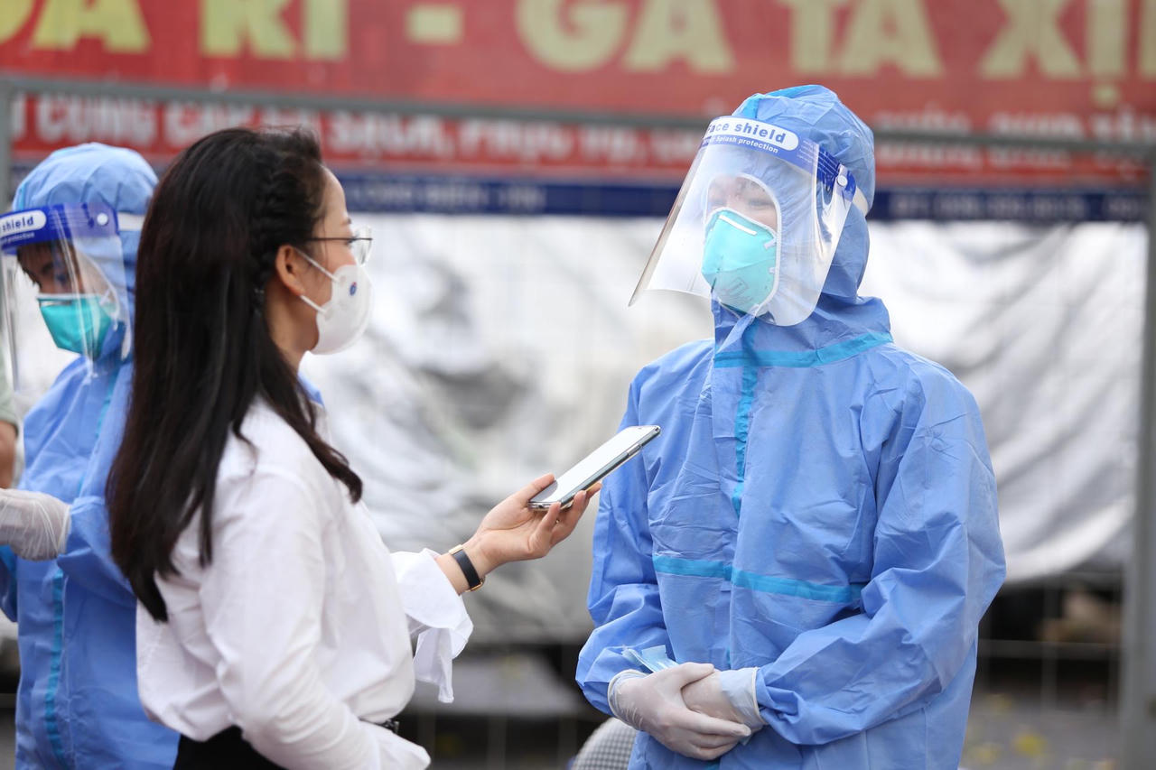 Cận cảnh 'chiến binh' áo trắng Bắc Giang vào 'vùng vàng' Hà Nội xét nghiệm cho người dân