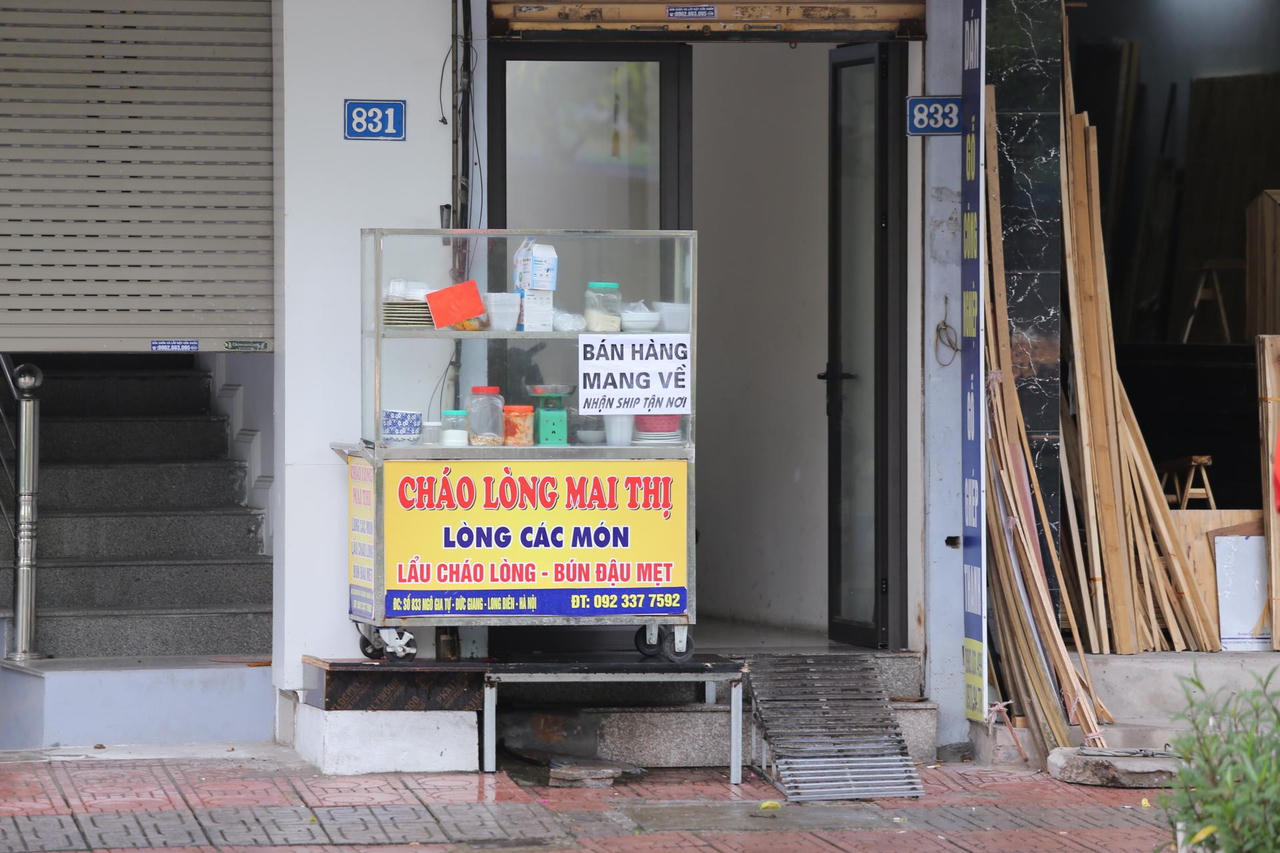 Người 'vùng vàng' Hà Nội nhắc nhau cảnh giác với COVID- 19 để không 'siết' giãn cách