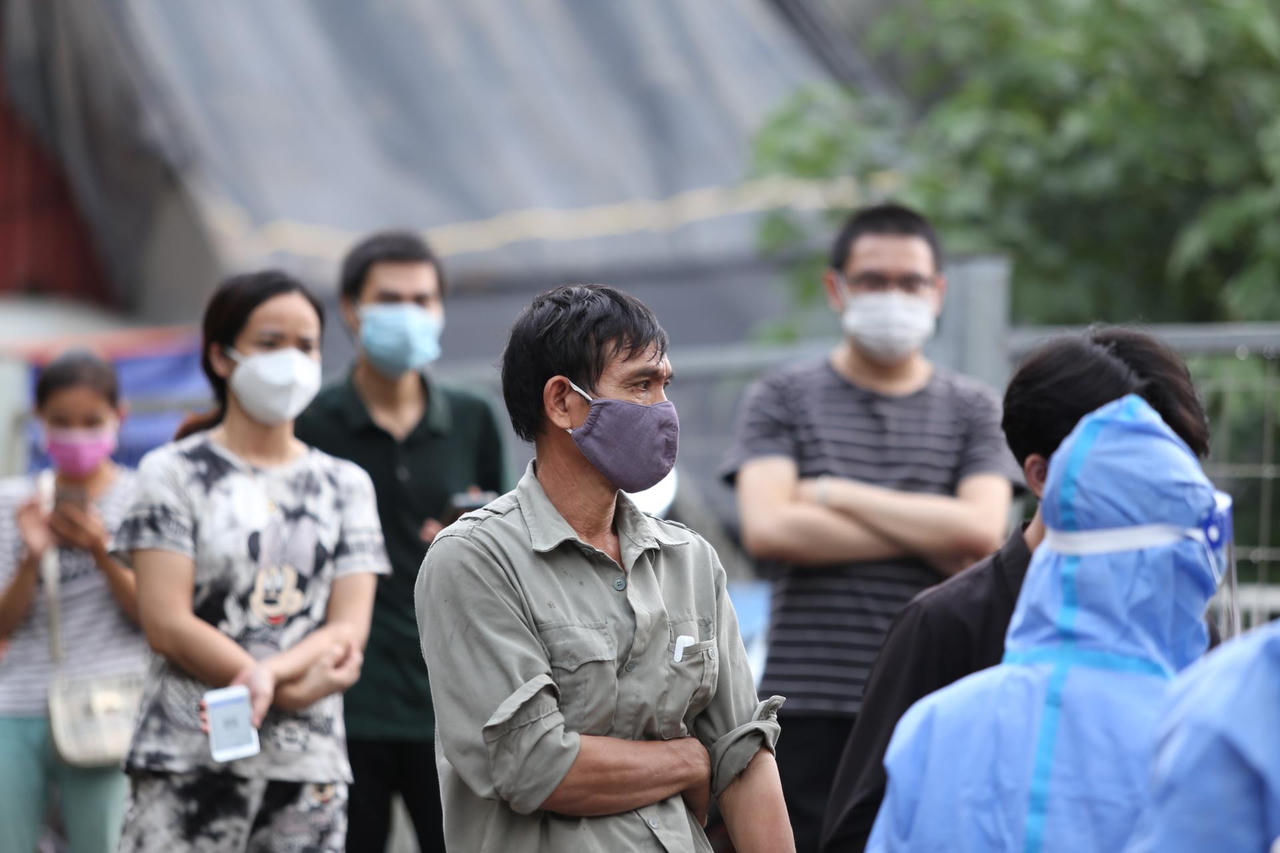 Cận cảnh 'chiến binh' áo trắng Bắc Giang vào 'vùng vàng' Hà Nội xét nghiệm cho người dân