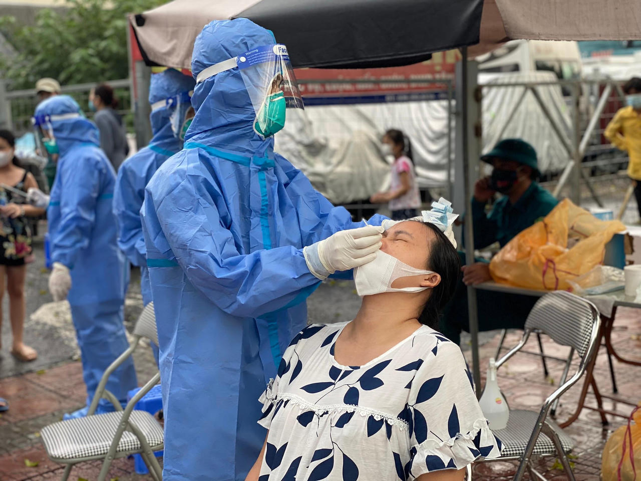 Cận cảnh 'chiến binh' áo trắng Bắc Giang vào 'vùng vàng' Hà Nội xét nghiệm cho người dân