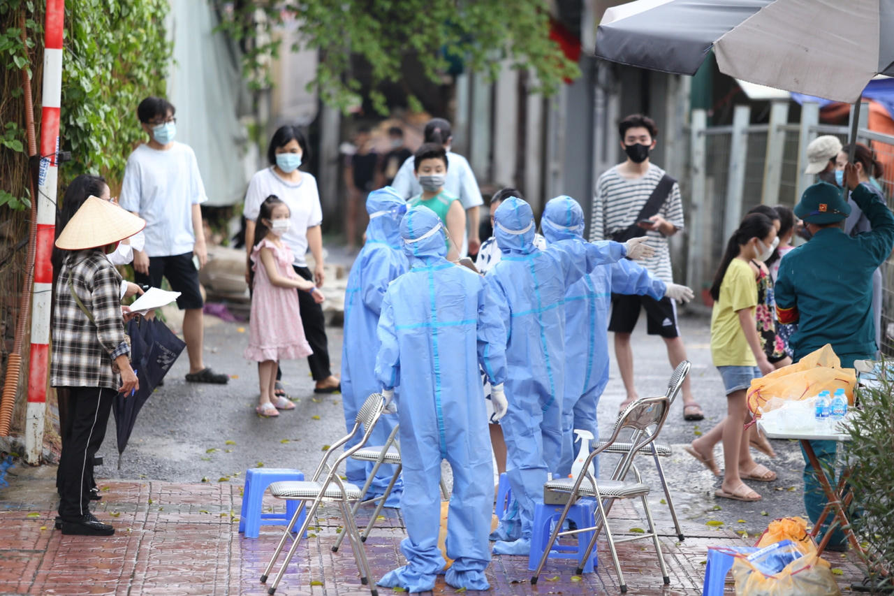 Cận cảnh 'chiến binh' áo trắng Bắc Giang vào 'vùng vàng' Hà Nội xét nghiệm cho người dân