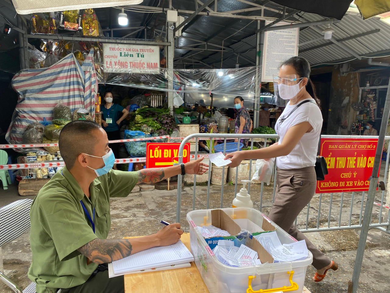 Người dân “vùng đỏ” đi chợ như thế nào? 