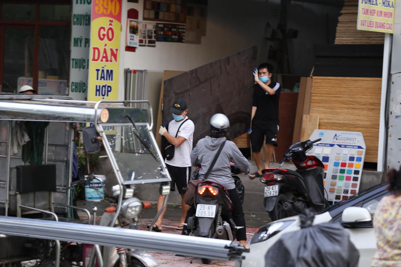 Người 'vùng vàng' Hà Nội nhắc nhau cảnh giác với COVID- 19 để không 'siết' giãn cách