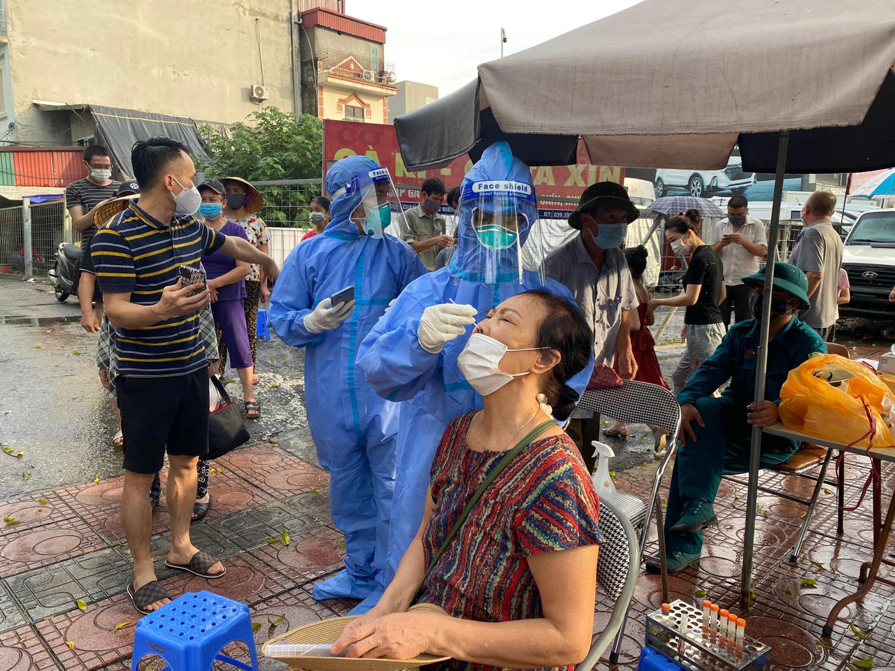 Cận cảnh 'chiến binh' áo trắng Bắc Giang vào 'vùng vàng' Hà Nội xét nghiệm cho người dân