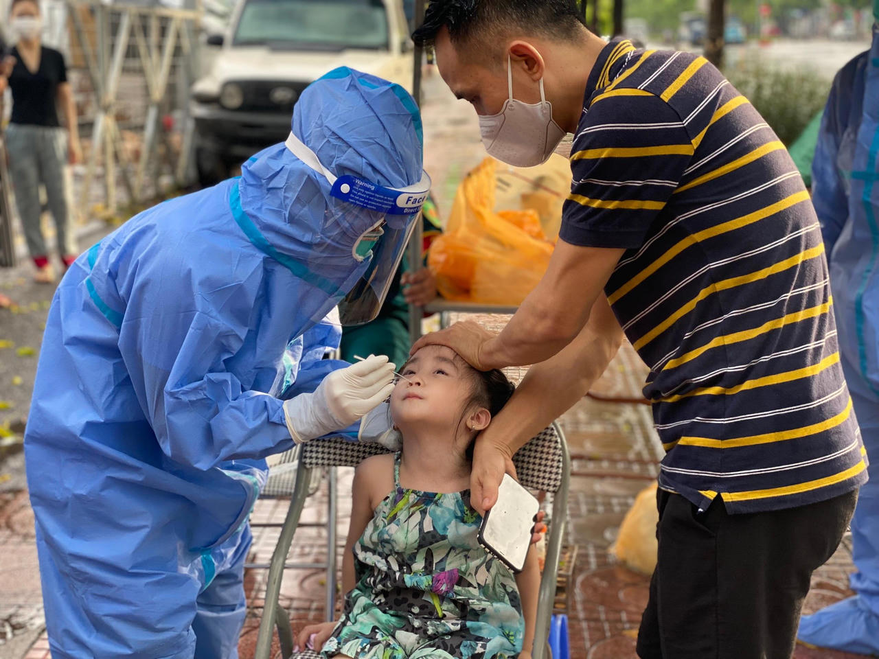 Người 'vùng vàng' Hà Nội nhắc nhau cảnh giác với COVID- 19 để không 'siết' giãn cách