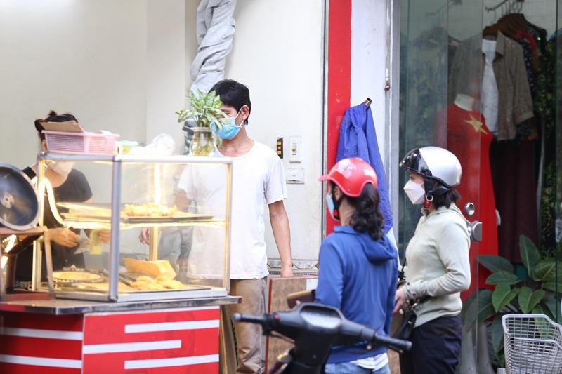 Người 'vùng vàng' Hà Nội nhắc nhau cảnh giác với COVID- 19 để không 'siết' giãn cách