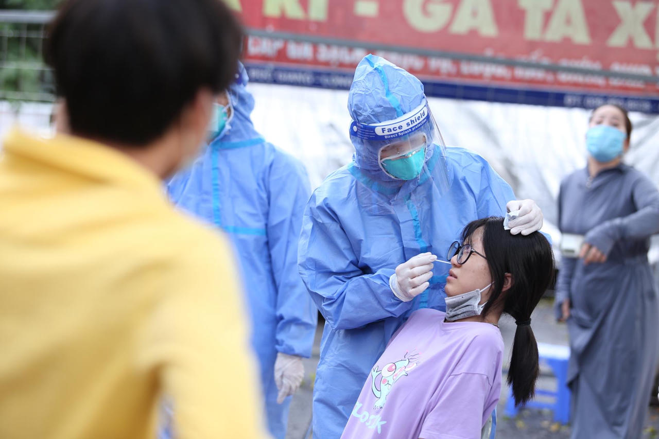 Cận cảnh 'chiến binh' áo trắng Bắc Giang vào 'vùng vàng' Hà Nội xét nghiệm cho người dân