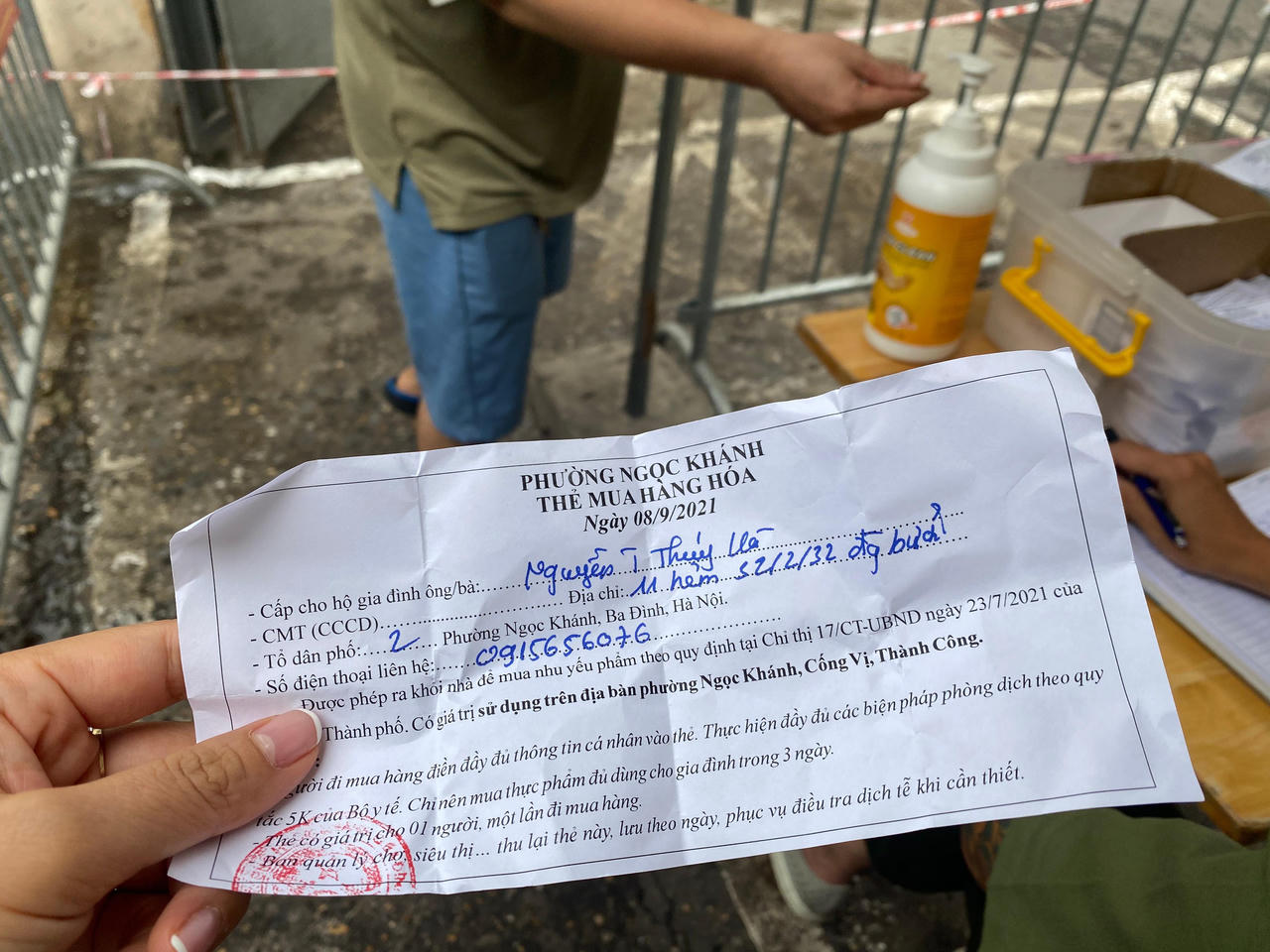 Người dân “vùng đỏ” đi chợ như thế nào? 