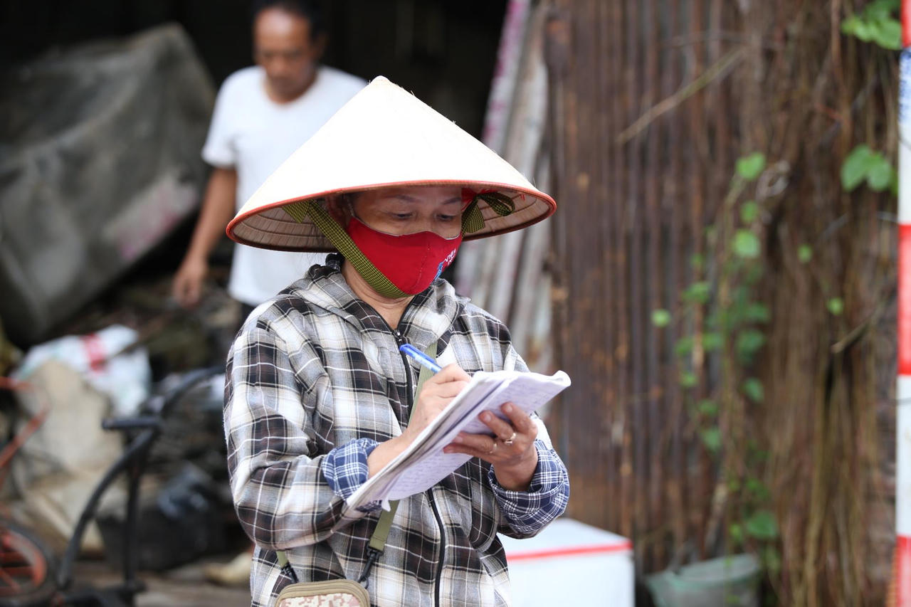 Cận cảnh 'chiến binh' áo trắng Bắc Giang vào 'vùng vàng' Hà Nội xét nghiệm cho người dân
