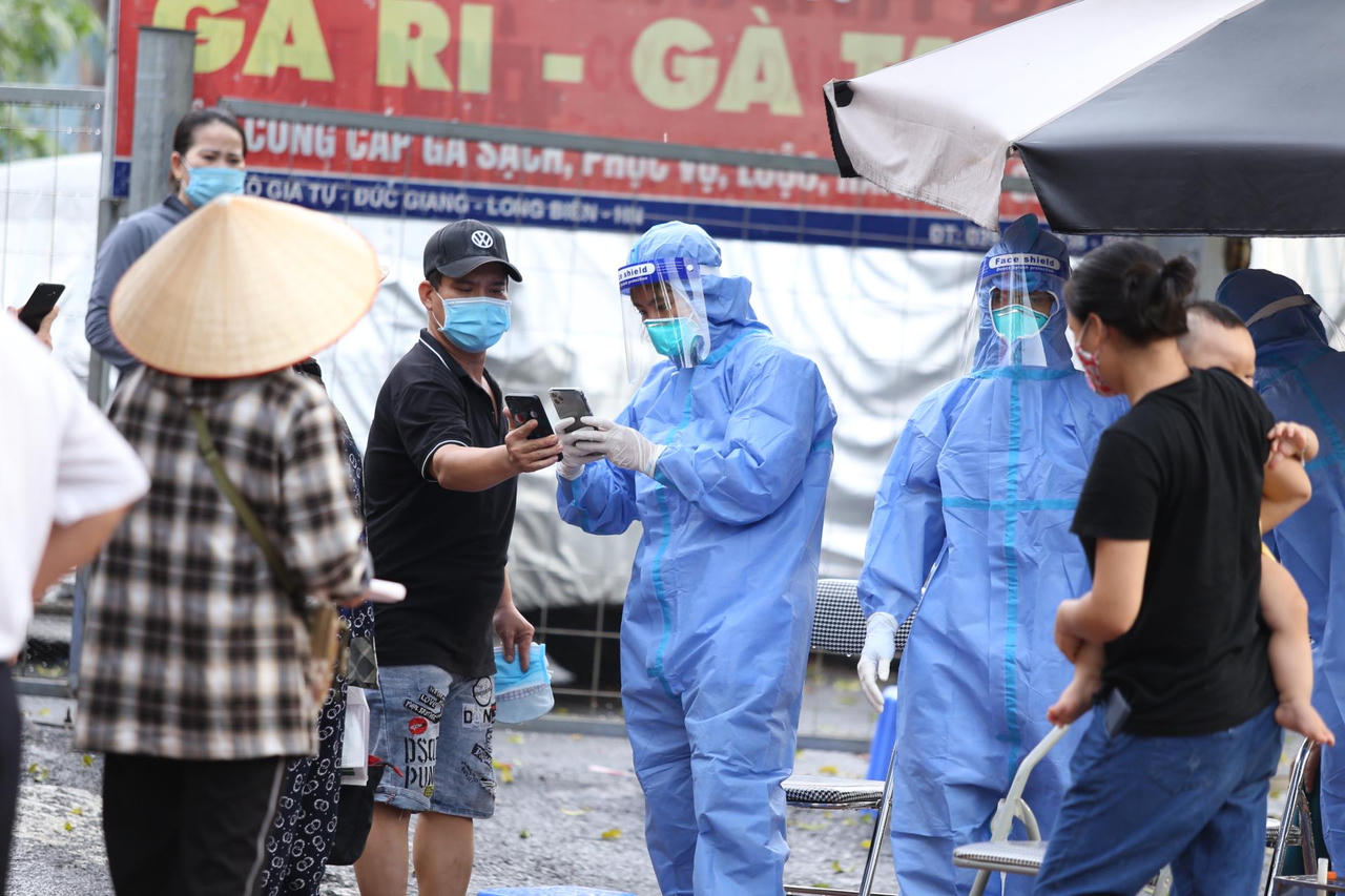 Cận cảnh 'chiến binh' áo trắng Bắc Giang vào 'vùng vàng' Hà Nội xét nghiệm cho người dân