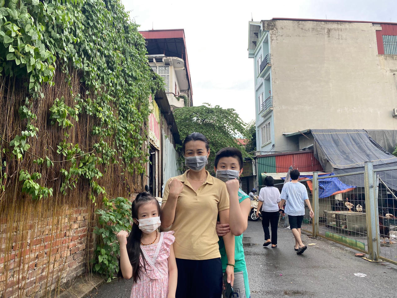 Cận cảnh 'chiến binh' áo trắng Bắc Giang vào 'vùng vàng' Hà Nội xét nghiệm cho người dân