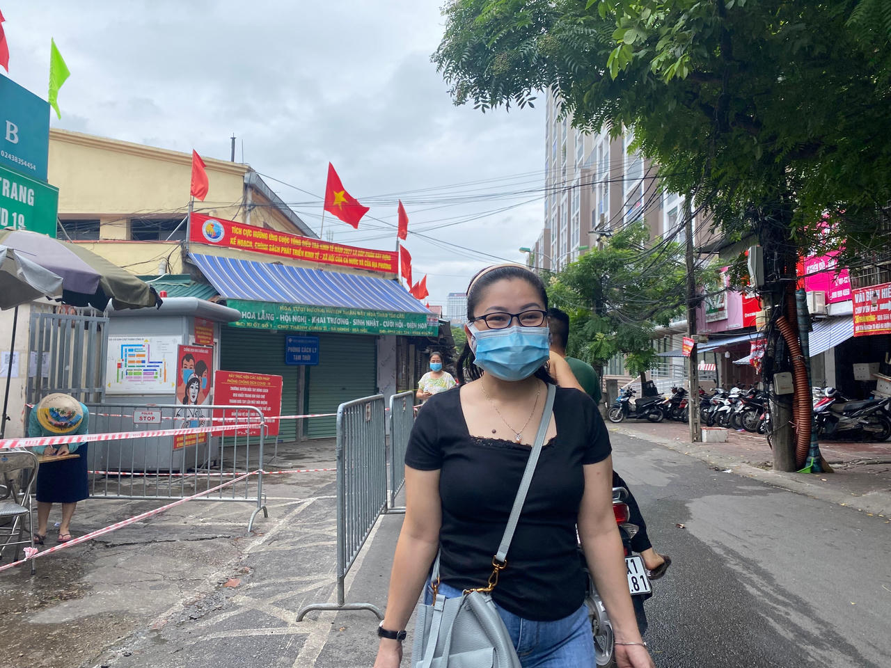 Người dân “vùng đỏ” đi chợ như thế nào? 