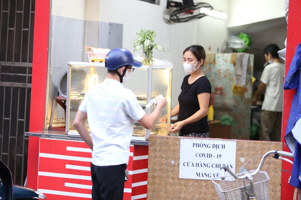 Người 'vùng vàng' Hà Nội nhắc nhau cảnh giác với COVID- 19 để không 'siết' giãn cách