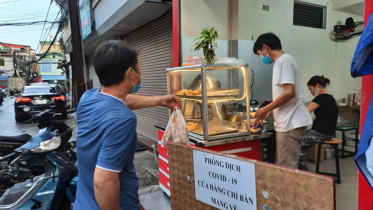 Người 'vùng vàng' Hà Nội nhắc nhau cảnh giác với COVID- 19 để không 'siết' giãn cách