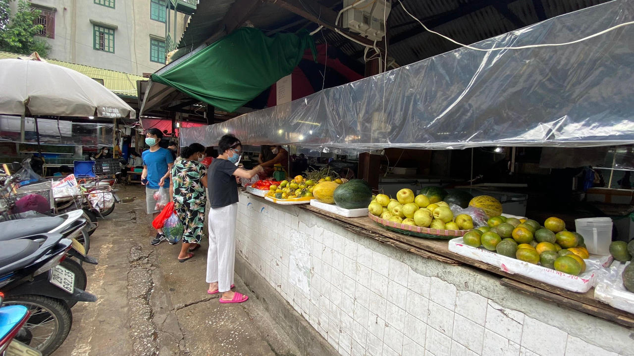 Người dân “vùng đỏ” đi chợ như thế nào? 