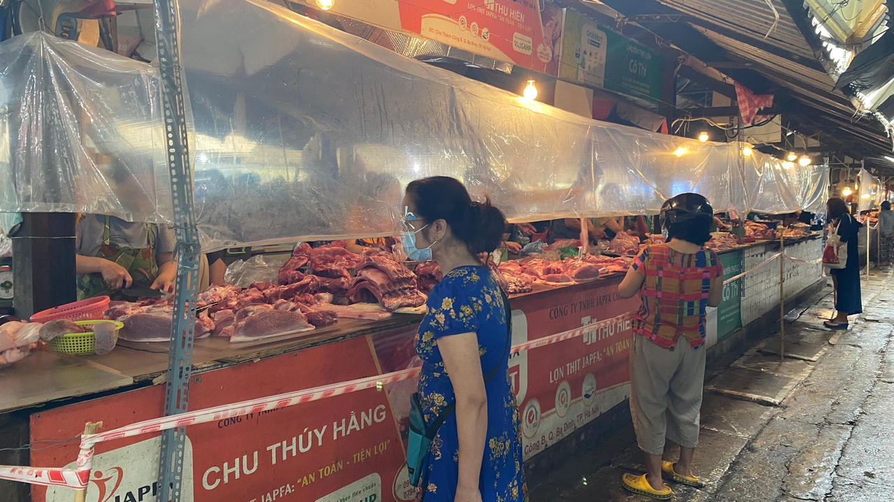 Người dân “vùng đỏ” đi chợ như thế nào? 