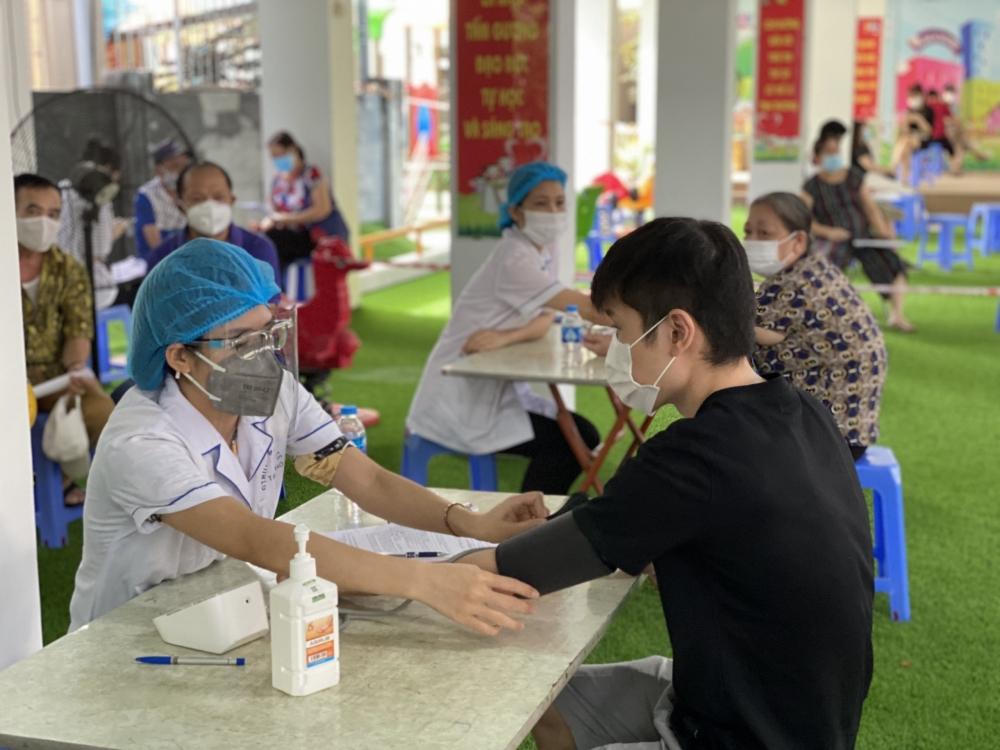 'Kích hoạt' toàn lực lượng y tế Thủ đô xét nghiệm diện rộng, tiêm vaccine cho người dân