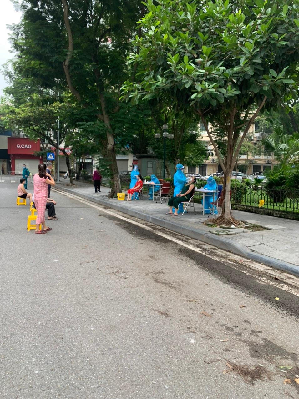 'Kích hoạt' toàn lực lượng y tế Thủ đô xét nghiệm diện rộng, tiêm vaccine cho người dân