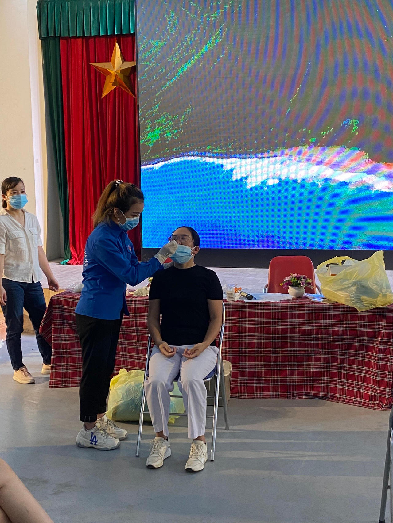 'Kích hoạt' toàn lực lượng y tế Thủ đô xét nghiệm diện rộng, tiêm vaccine cho người dân