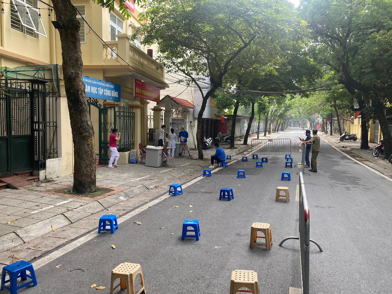 'Kích hoạt' toàn lực lượng y tế Thủ đô xét nghiệm diện rộng, tiêm vaccine cho người dân