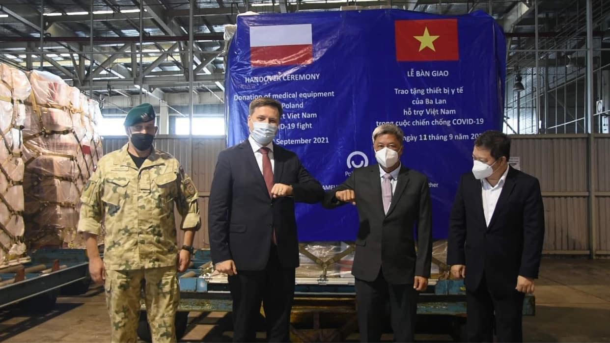 Bộ Y tế tiếp nhận 8 tấn trang thiết bị, vật tư chống dịch COVID-19 do Chính phủ Ba Lan viện trợ 