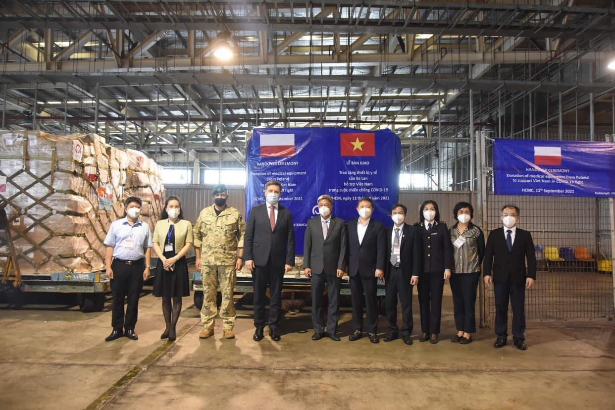 Bộ Y tế tiếp nhận 8 tấn trang thiết bị, vật tư chống dịch COVID-19 do Chính phủ Ba Lan viện trợ 