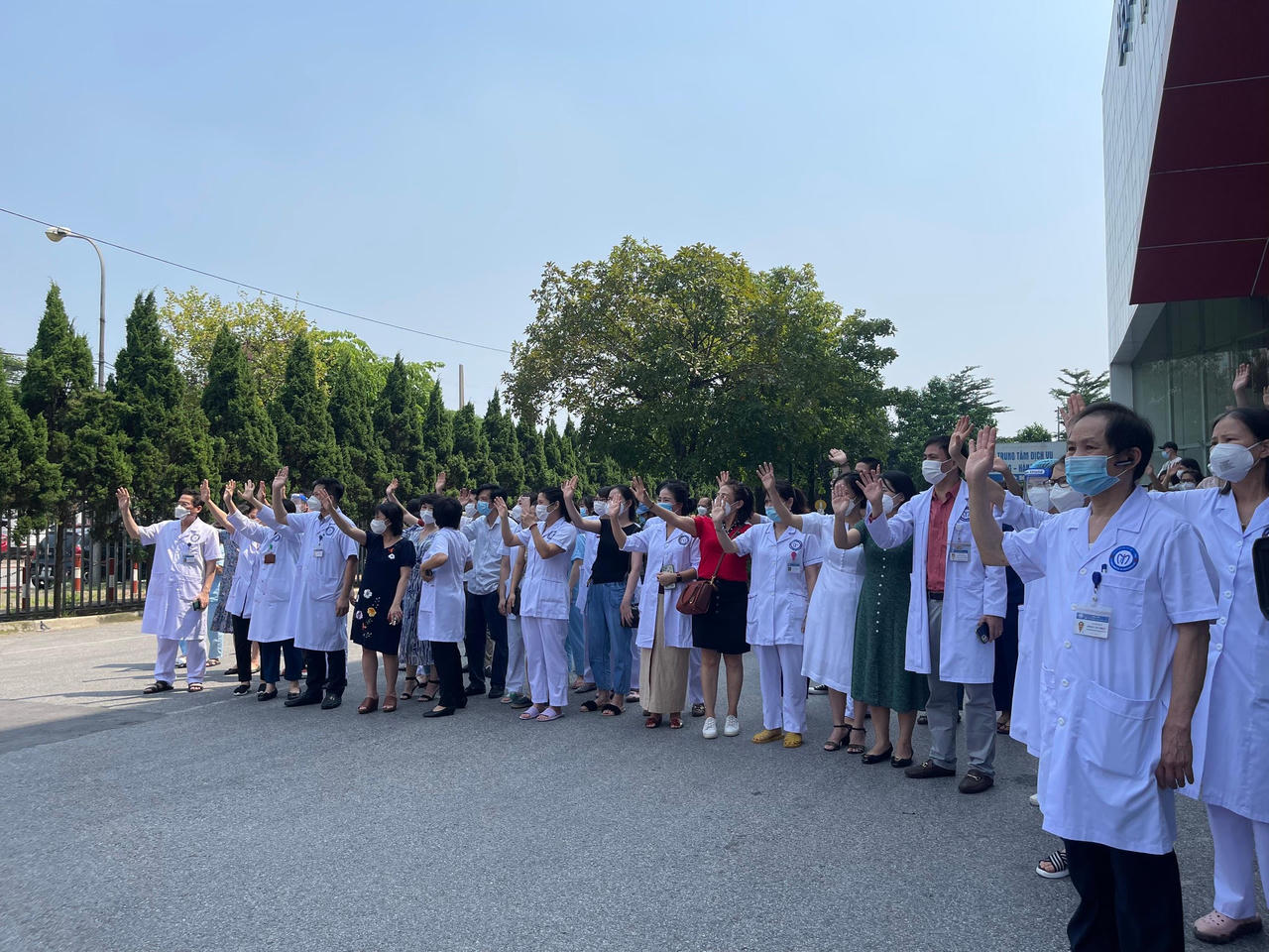 Bệnh viện Nội tiết Trung ương xuất quân lần 3 'tiếp lửa' TP HCM chống dịch 