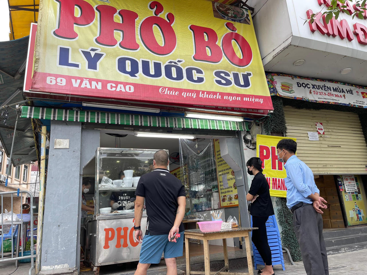 Người Hà Nội ôm cặp lồng xếp hàng 30 phút đợi mua phở sáng