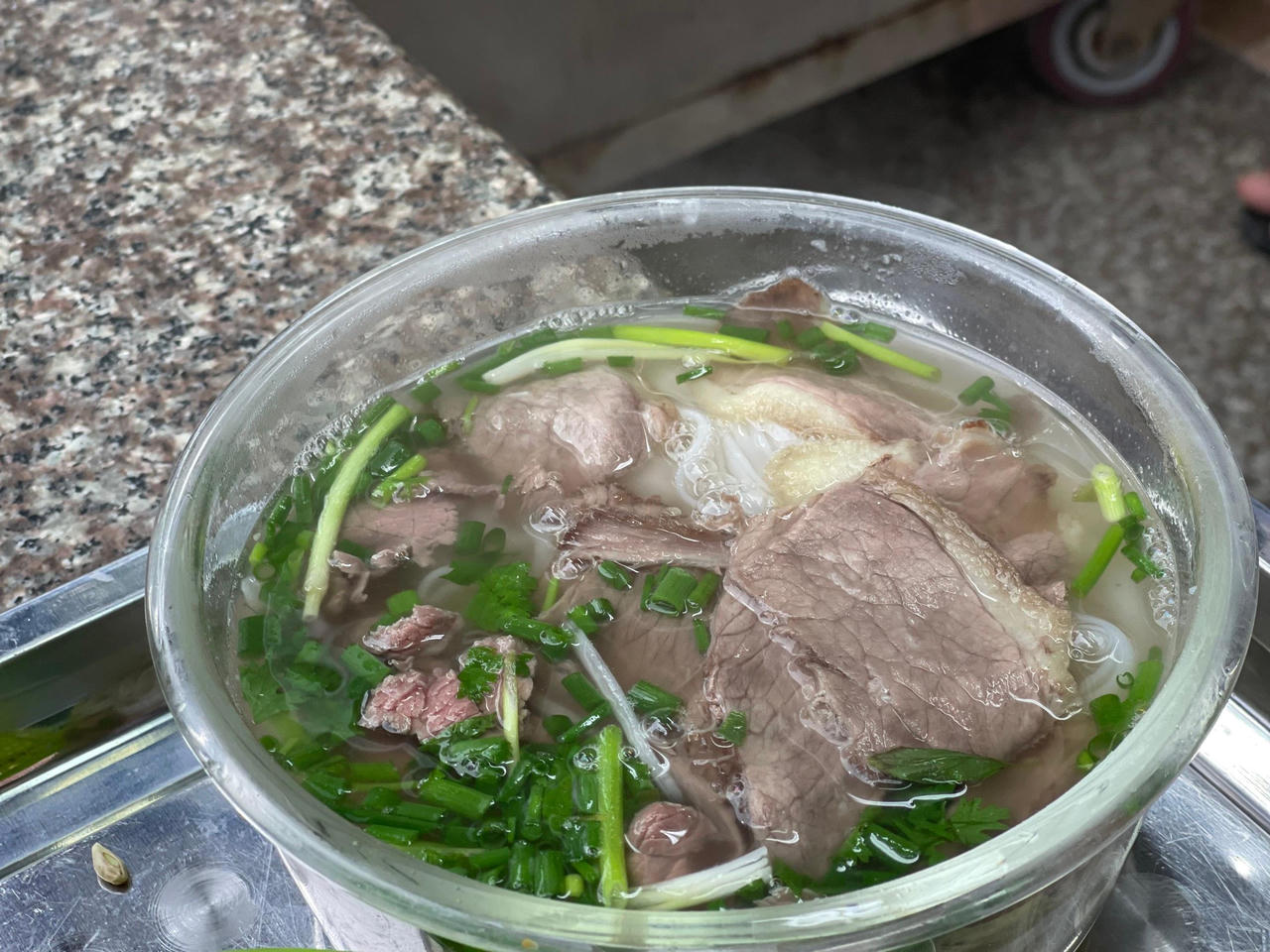 Người Hà Nội ôm cặp lồng xếp hàng 30 phút đợi mua phở sáng