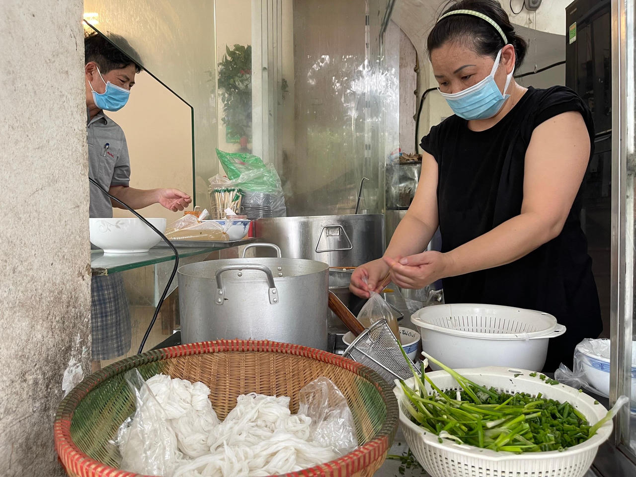 Người Hà Nội ôm cặp lồng xếp hàng 30 phút đợi mua phở sáng