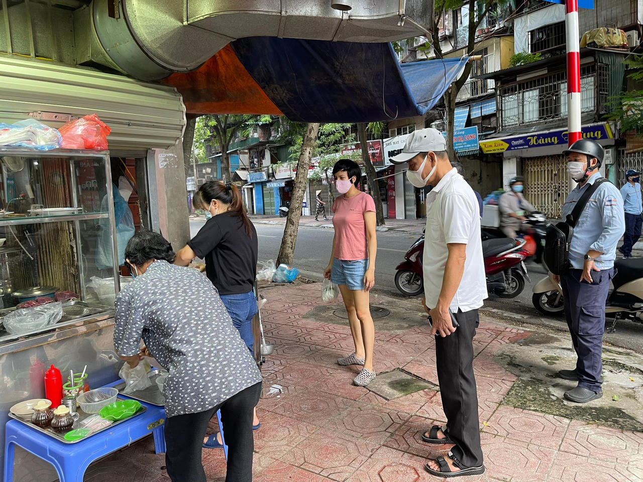 Người Hà Nội ôm cặp lồng xếp hàng 30 phút đợi mua phở sáng